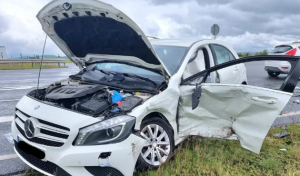 B 256 bei Kruft Zwei Verletzte und riesiges Trümmerfeld nach schwerem Unfall