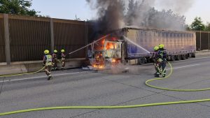 Lkw mit Bierkästen auf A9 in Flammen: Stau bei Triptis
