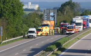 A14 bei Leipzig zeitweise voll gesperrt: Auto kracht in Lkw