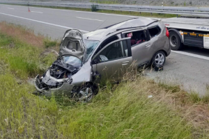 Auf der Autobahn A72 kippte ein Dacia um: Zwei Personen, darunter ein Baby, wurden bei dem Unfall verletzt.