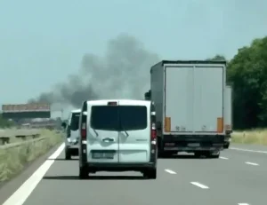 Auto geht in Flammen auf: Dichter Rauch über der A14 bei Schkeuditz
