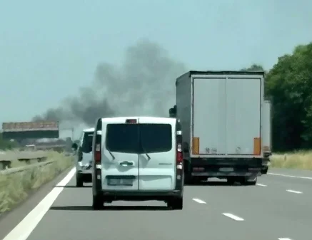 Auto geht in Flammen auf: Dichter Rauch über der A14 bei Schkeuditz