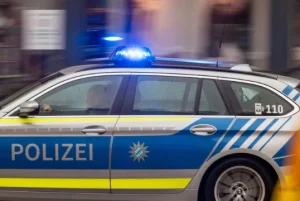 Erneut Unfall mit Polizeiwagen: Frau verletzt, Auto gegen Ampel geschleudert
