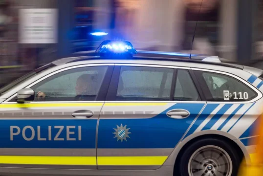 Erneut Unfall mit Polizeiwagen: Frau verletzt, Auto gegen Ampel geschleudert