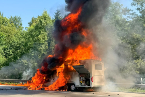 Flammeninferno auf der A8: Wohnmobil brennt komplett aus