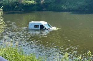 Abkühlung der besonderen Art: Frau lenkt Wohnmobil plötzlich in Fluss