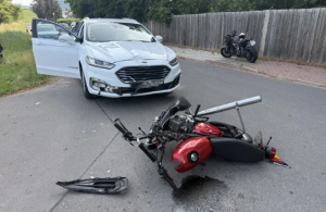 Frontalcrash mit Ford: 17-Jähriger wird in Straßengraben geschleudert