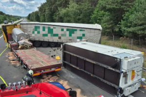 Heftiger Lkw-Crash auf A9: Zwei Schwerverletzte, Autobahn neun Stunden gesperrt