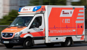 Heftiger Unfall auf Landstraße: Auto und Motorrad kollidieren, Biker schwer verletzt