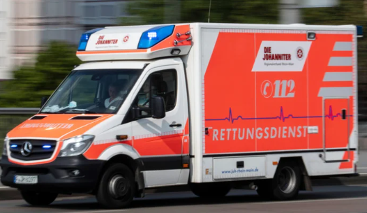 Heftiger Unfall auf Landstraße: Auto und Motorrad kollidieren, Biker schwer verletzt