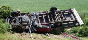 Heftiger Unfall auf der A14: Transporter kracht in Lastwagen und fliegt von der Autobahn