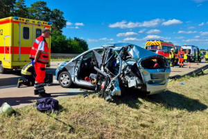 Honda-Fahrerin will auf A2 wenden und löst zwei tödliche Unfälle aus