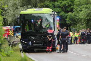 Horror-Unfall zwischen Reise- und Linienbus: Ein Kind tot! Mehrere Schwerverletzte