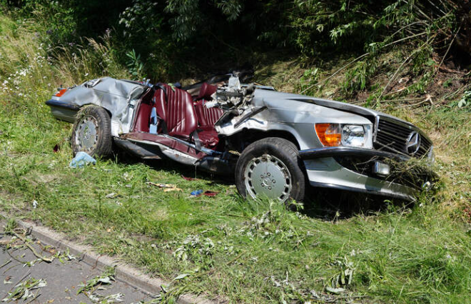 Mercedes-Oldtimer kracht nach Kollision auf A44 gegen Baum Beifahrerin tot!