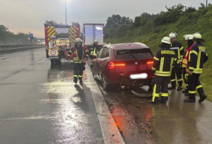 Noch im Auto eingeklemmt? BMW-Fahrer kommt von der A1 zwischen Sittensen und Elsdor ab