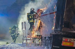 Schwerer Unfall auf der A7: Lkw brennt aus, stundenlange Vollsperrung