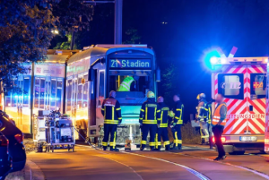 Schwerer Unfall in Frankfurt: Straßenbahn erfasst Radfahrer. Radfahrer verletzt.