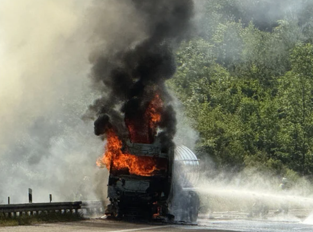 Tanklaster brennt lichterloh: A8 voll gesperrt