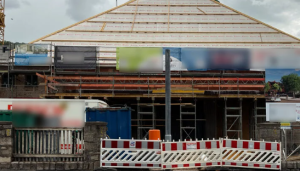 Tödlicher Arbeitsunfall in Würzburg: Mann (†59) in Schacht bis zur Brust verschüttet