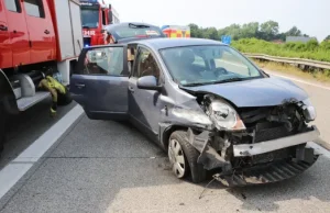 Von Kind im Auto abgelenkt? Wagen auf A23 überschlägt sich mehrmals, Hubschrauber im Einsatz