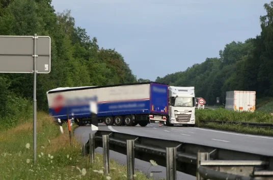 A14 Richtung Leipzig: Lastwagen dreht sich plötzlich mitten auf der Fahrbahn – Stau