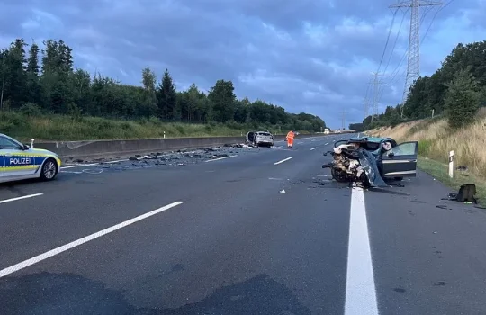 Falschfahrer auf der A7 verursacht Frontalcrash mit Schwerverletzten