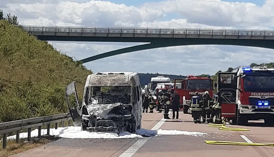 Flammen schlagen aus Motorraum: Kleinbus fackelt auf A71 ab