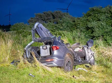 Flucht vor der Polizei? Fährt auf der A7 endet tödlich: Kind muss alles mit ansehen
