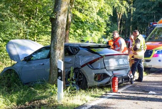 Heftiger Unfall mit Elektroauto: Drei Kinder und zwei Erwachsene teils schwer verletzt