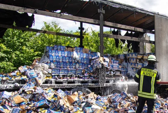 Vollsperrung der A5: Lastwagen-Anhänger voller “Capri-Sun”-Trinkpäckchen brennt lichterloh