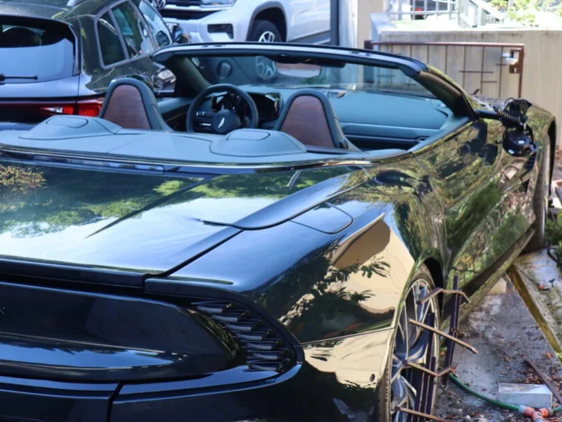 Teurer Crash in Heidelberg: Aston Martin kracht gegen Hauswand