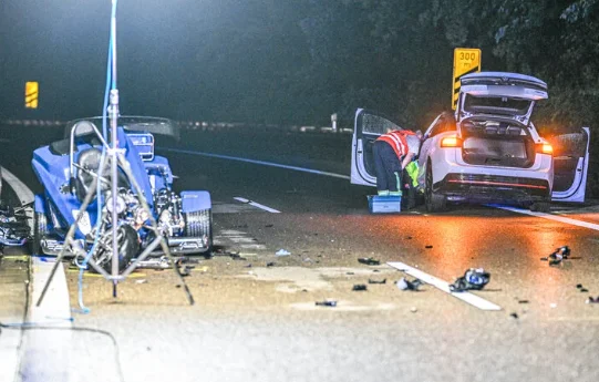 VW-Fahrer verliert die Kontrolle und erfasst zwei Menschen auf dem Seitenstreifen