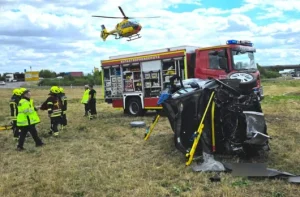 Auto überschlägt sich auf Abfahrt: Zwei Schwerverletzte bei Unfall auf der A9