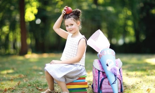 17 First Day of School Photo Ideas and Poses 1 featured 282743