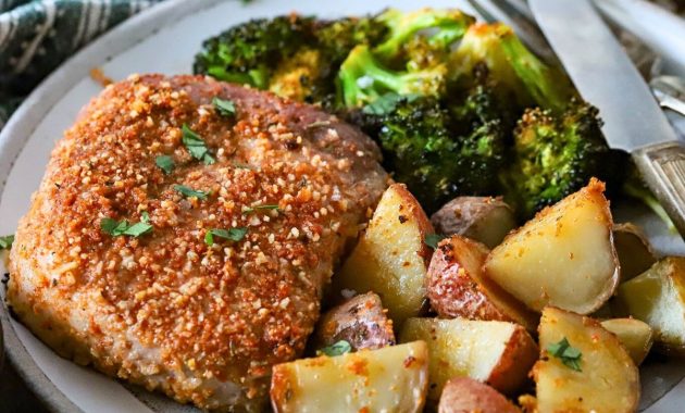 One-Pan Pork Chops with Crispy Potatoes 1 featured 319886