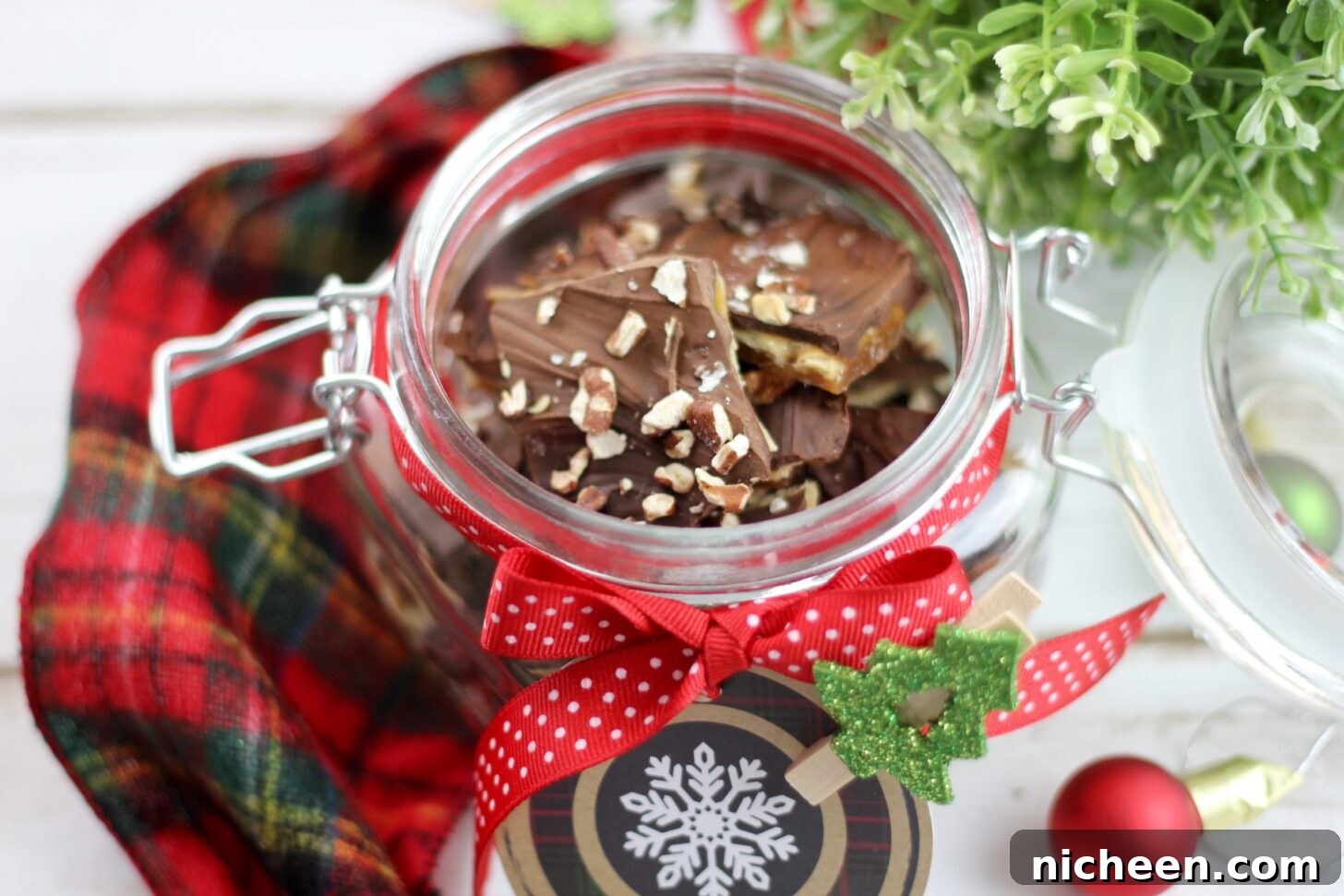 Christmas Crack Recipes You'll Crave 6 Try these amazing Christmas Crack Recipes that will have you coming back for more. The salty, sweet combo of this holiday candy idea is addictively good and easy to make!