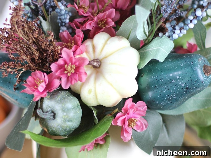Creative Thanksgiving Table Decorations and Centerpiece Ideas 3 Inexpensive and easy Thanksgiving Table Decorations that you can customize for your home. Set a beautiful tabletop with these simple and stunning Thanksgiving DIY ideas! #Thankgivingdecor