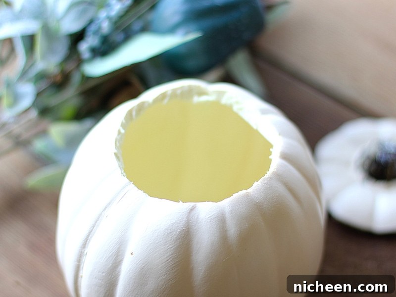 Creative Thanksgiving Table Decorations and Centerpiece Ideas 5 Inexpensive and easy Thanksgiving Table Decorations that you can customize for your home. Set a beautiful tabletop with these simple and stunning Thanksgiving DIY ideas! #Thankgivingdecor