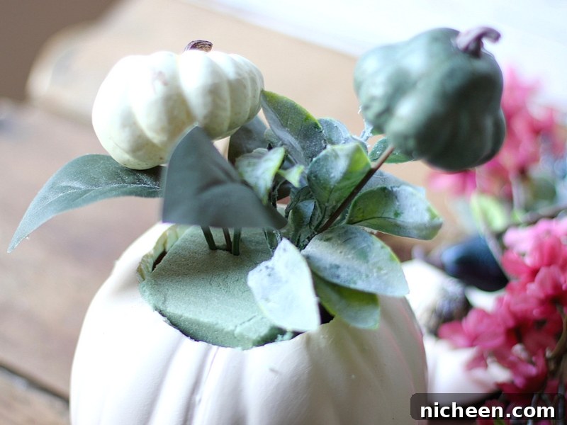 Creative Thanksgiving Table Decorations and Centerpiece Ideas 7 Inexpensive and easy Thanksgiving Table Decorations that you can customize for your home. Set a beautiful tabletop with these simple and stunning Thanksgiving DIY ideas! #Thankgivingdecor